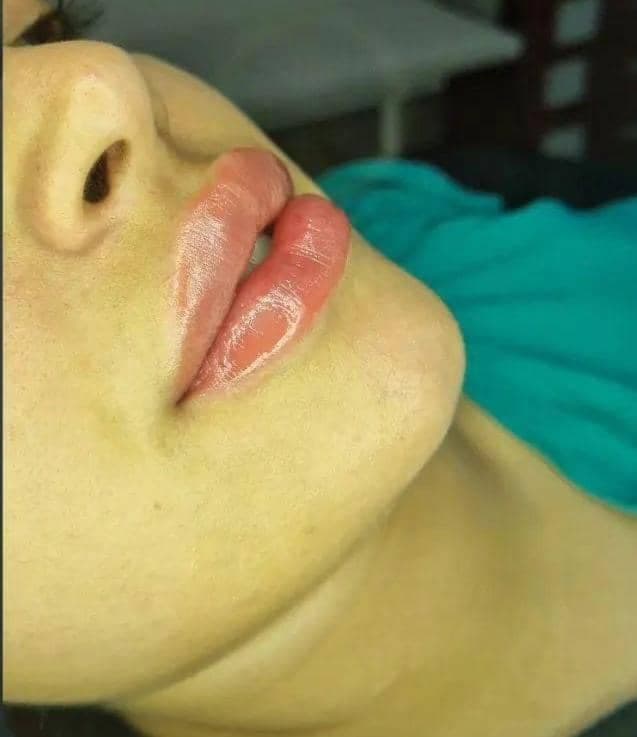 کلینیک تخصصی پوست مو و زیبایی آدینا در شهریار تهران