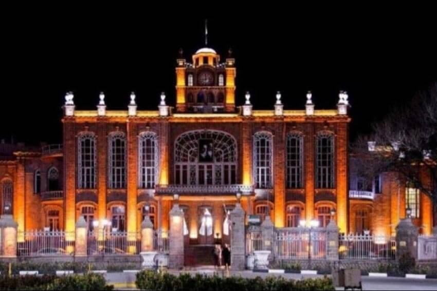 مهمانپذیر محمودی آذری در میدان ساعت تبریز
