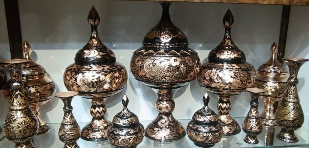 طراحی و اجرای مینا کاری ظروف سفالی و مسی و چاپ فرش ترنج در خرمشهر خوزستان