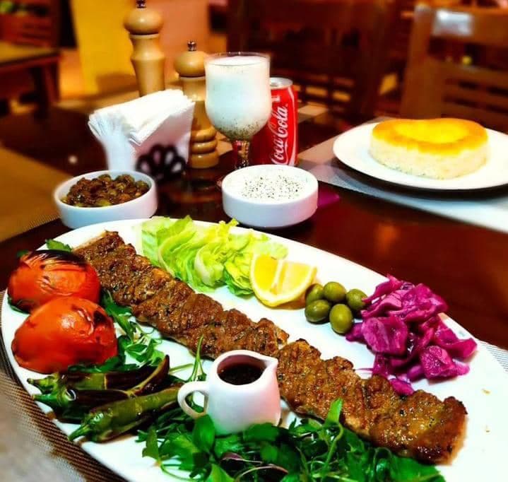 باغچه رستوران فرحزاد در کرمانشاه