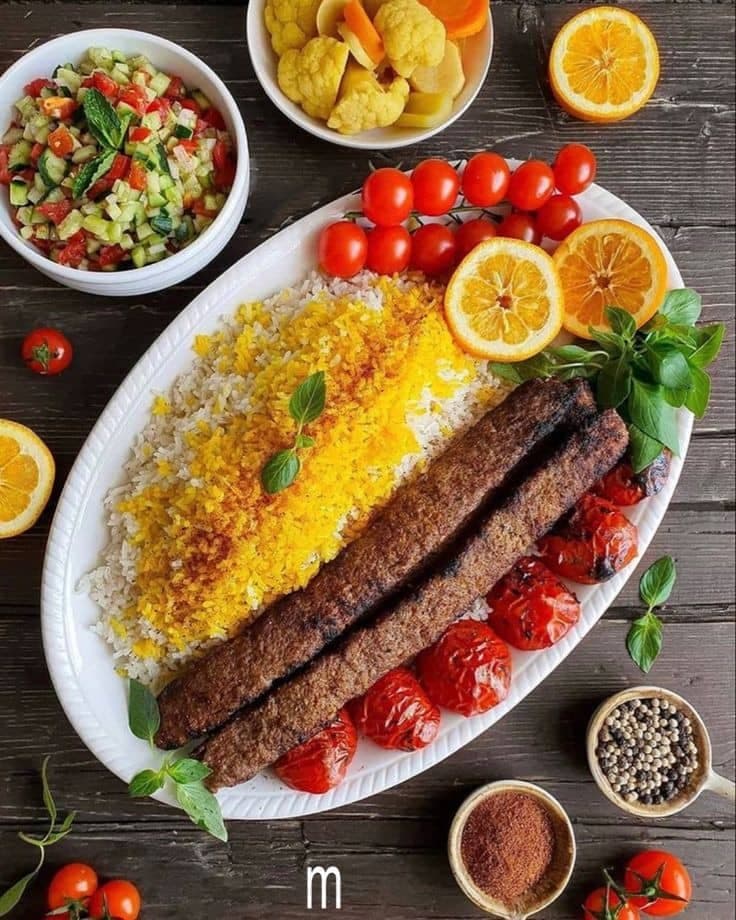 رستوران و بیرون بر میزبان در قلعه قاضی هرمزگان