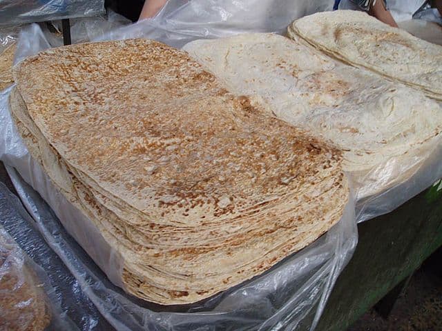 نان و شیرینی دهکده در کرمان