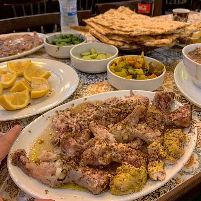 طباخی و دیزی سرای عمو حمزه در ملایر