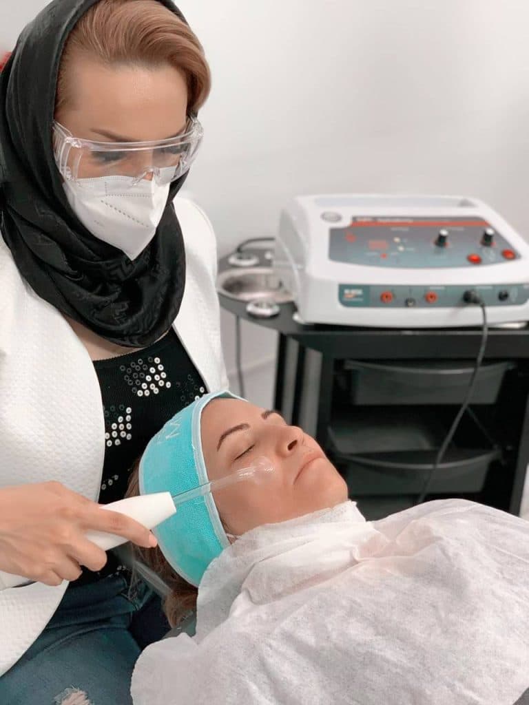 پاکسازی پوست و ماساژ صورت بیتا حسینی در اقدسیه تهران