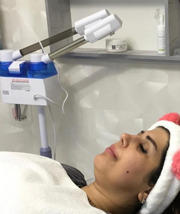 خدمات پاکسازی فشیال تخصصی پوست و صورت دکتر بهادر حسن زاده در گلسار رشت
