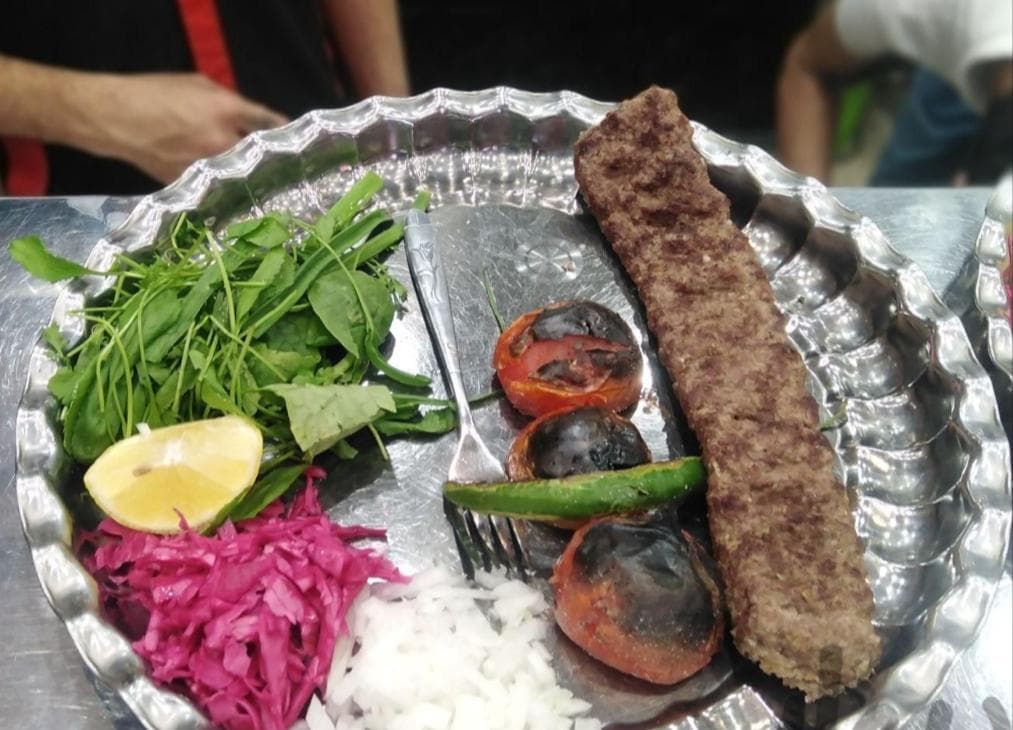 رستوران بیرون بر دنی گریل در آبادان