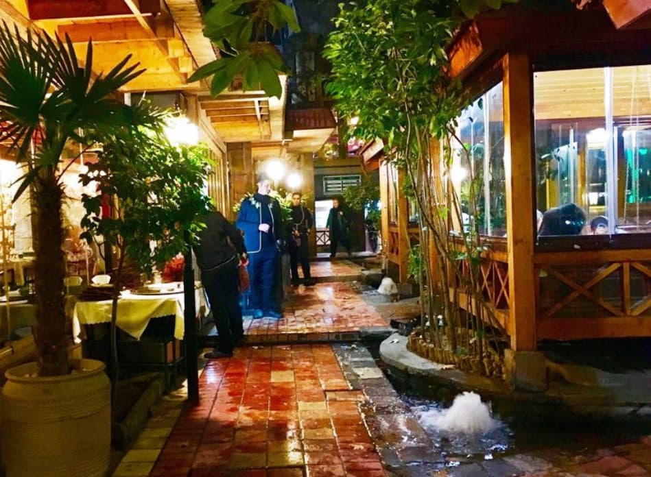 کافه رستوران خانه قاجار در سعادت شهر