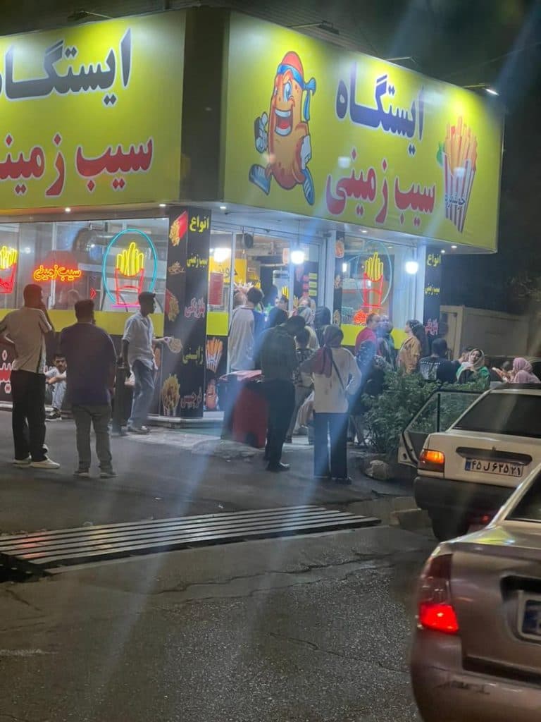 فست فود ایستگاه بزرگ سیب زمینی در مارلیک کرج