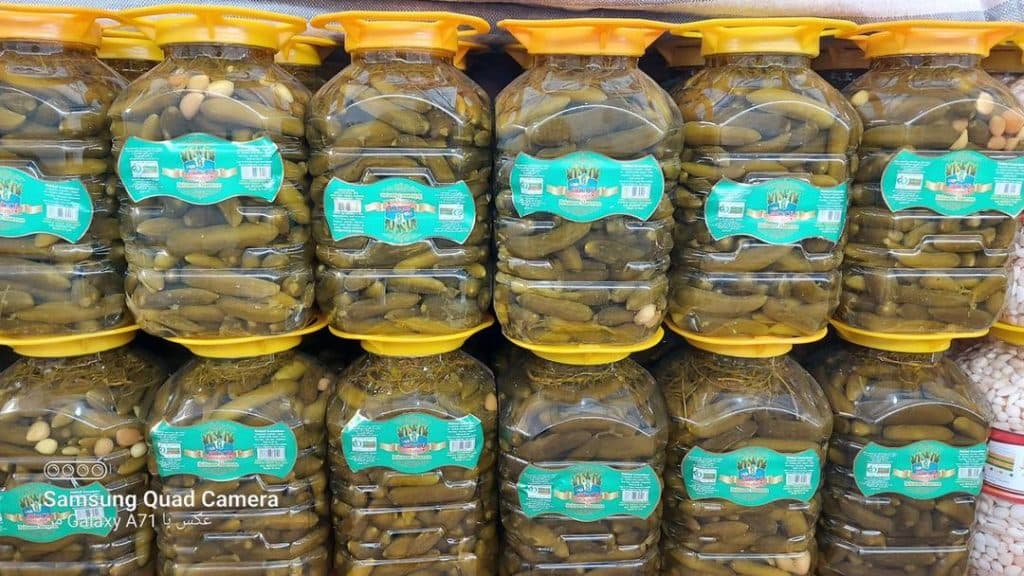 تولید و بسته بندی زیتون و ترشیجات به طعم مازرون در شهرکرد
