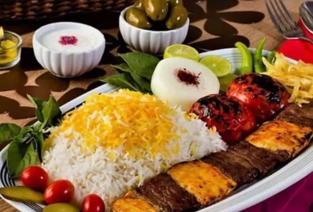 کافه رستوران سنتی باستان در مطهری خرم آباد