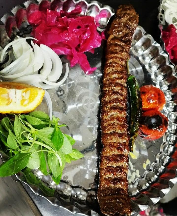کافه رستوران پاریز در محله امام زاده حسن تهران