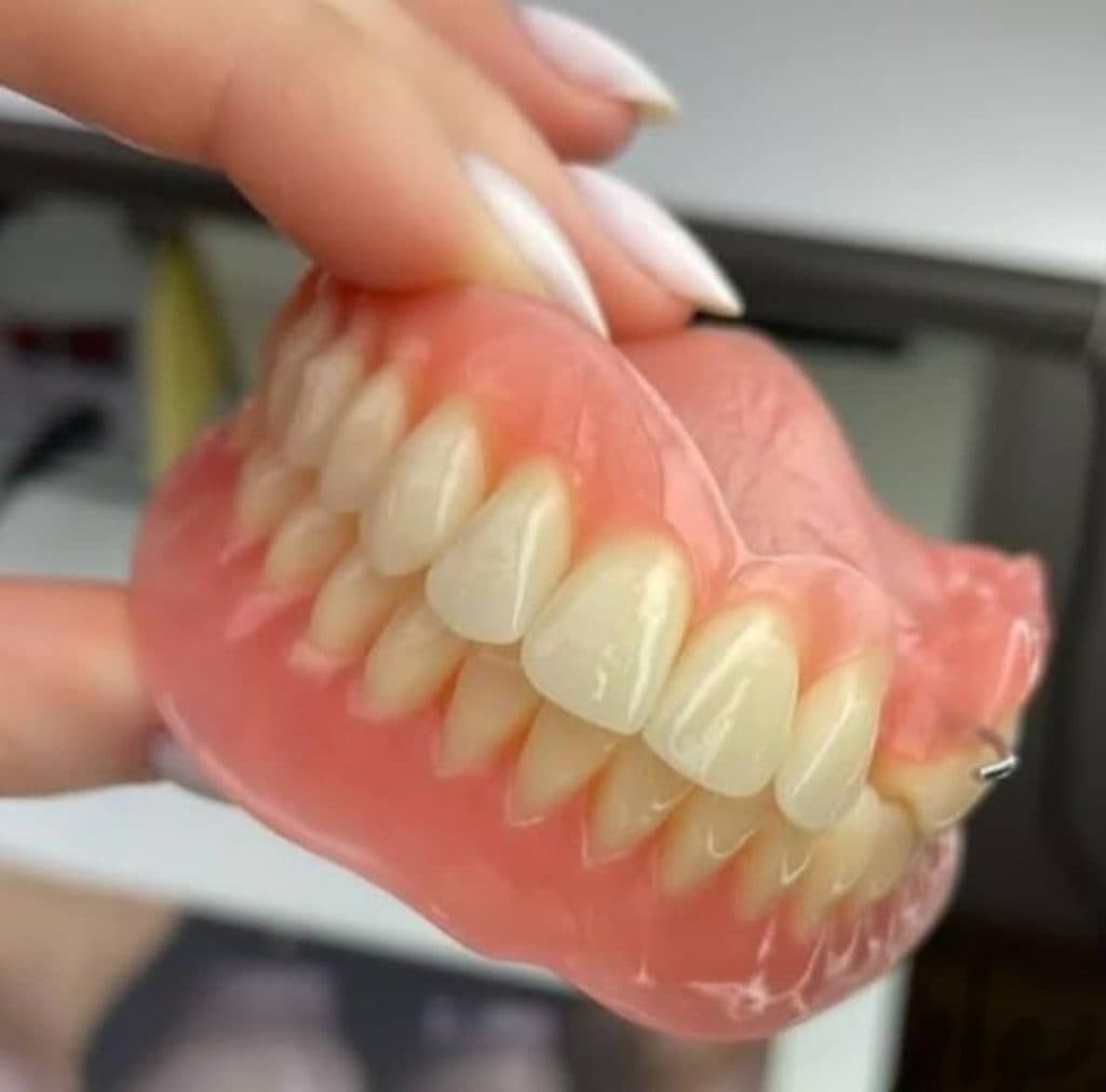 لابراتور دندانسازی صادقی در شهیش آباد اصفهان