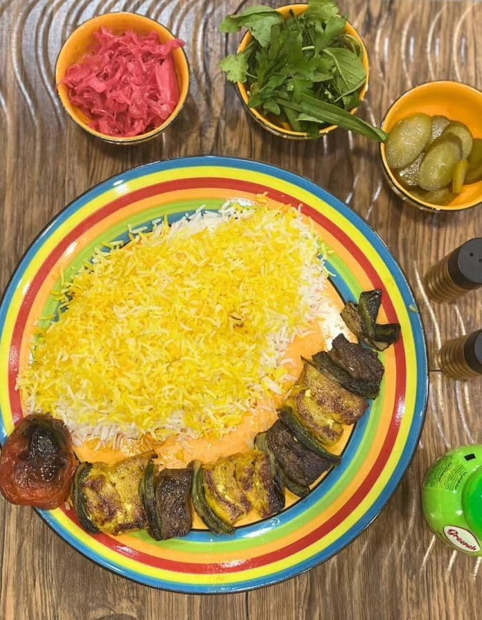 کافه سنتی با موسیقی زنده توت فرنگی در بلوار امام جعفرصادق یزد