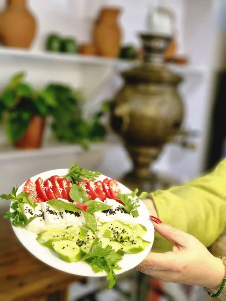 دیزی سرا و غذای محلی ارجمند بانو در لاهیجان