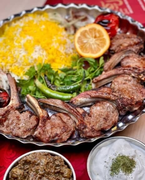 کافه رستوران توت فرنگی در بلوار امام جعفرصادق یزد