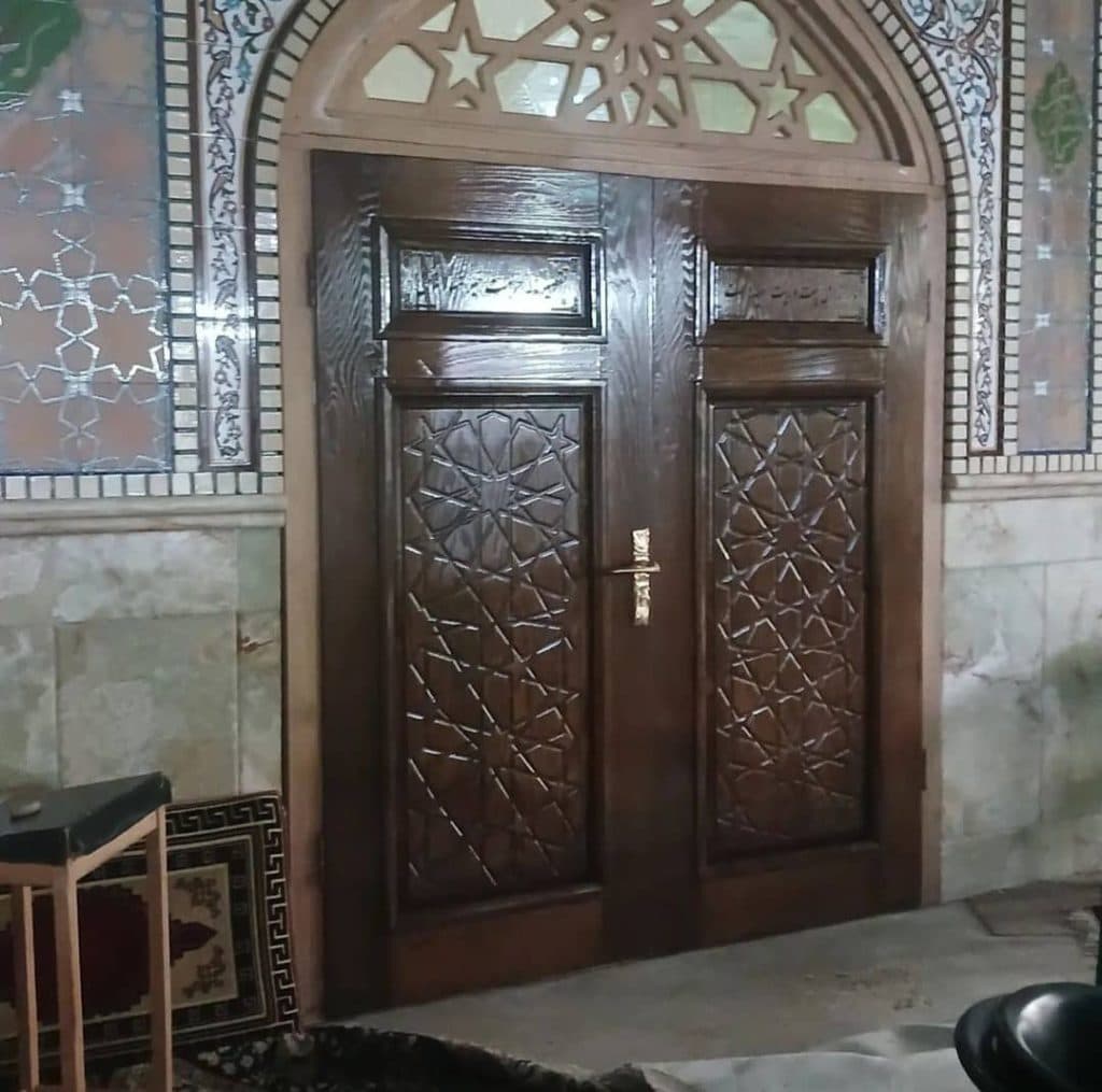 ساخت و رنگ کاری درب چوبی محسنی در تهران