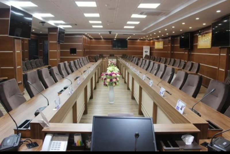 طراحی و اجرا دکوراسیون اداری آلفرد کابیران آیوار در سیرجان