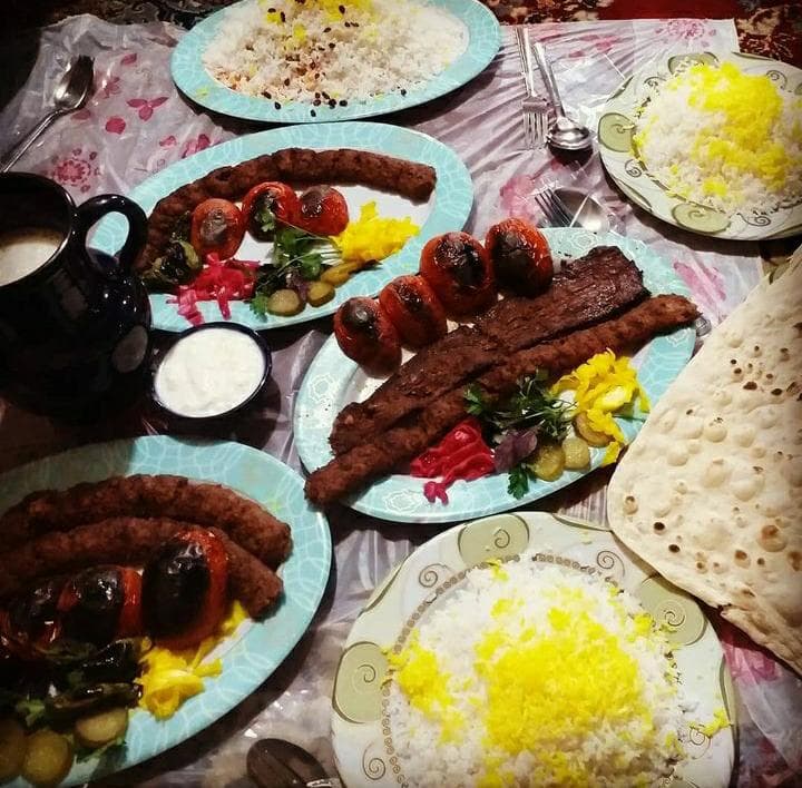 کافه رستوران بهارستان در طاق بستان کرمانشاه
