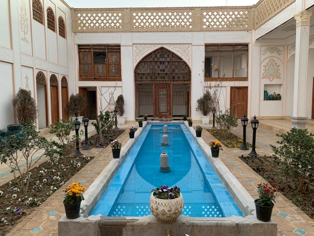 تولید و پخش آجر و کاشی سنتی میرزایی در اصفهان