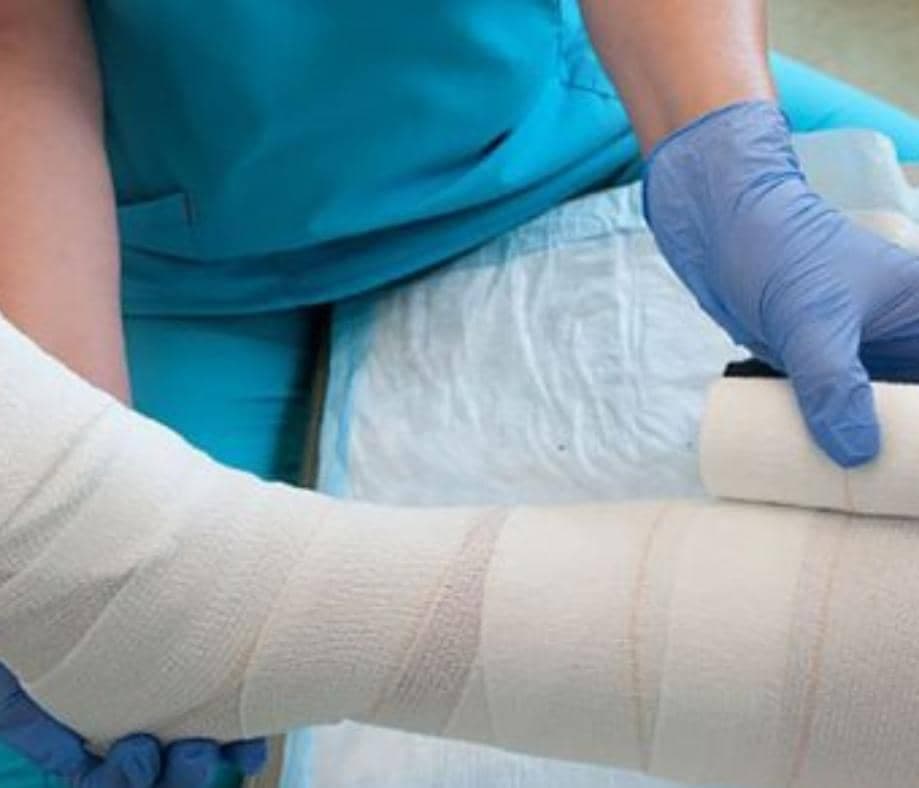 خدمات پانسمان و مدیریت زخم در منزل امیر صحبتی ملایر