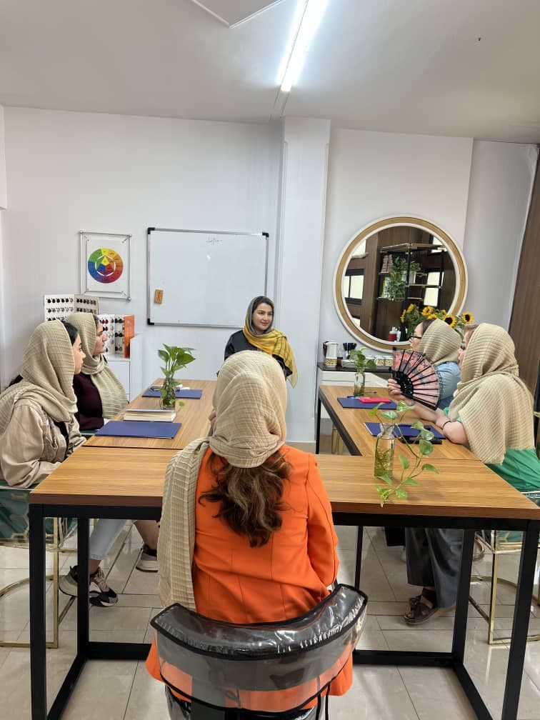 آکادمی تخصصی رنگ و لایت فاطمه قنبری در شهریار