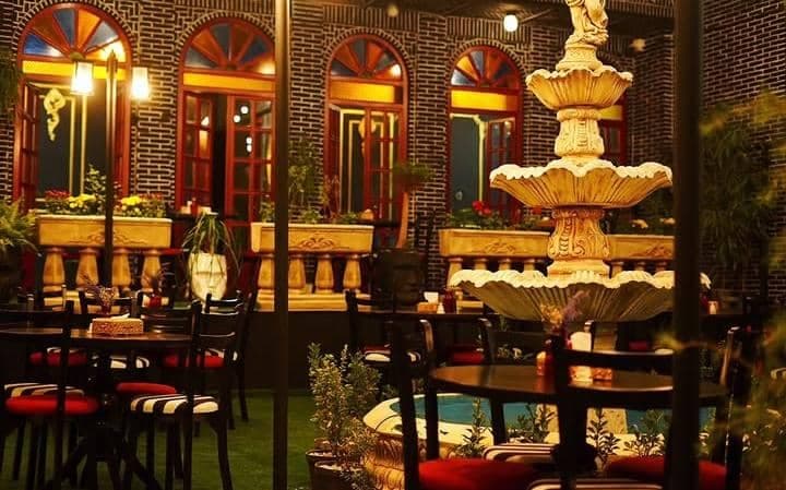 کافه رستوران دلمه پیچ در میدان باهنر یزد