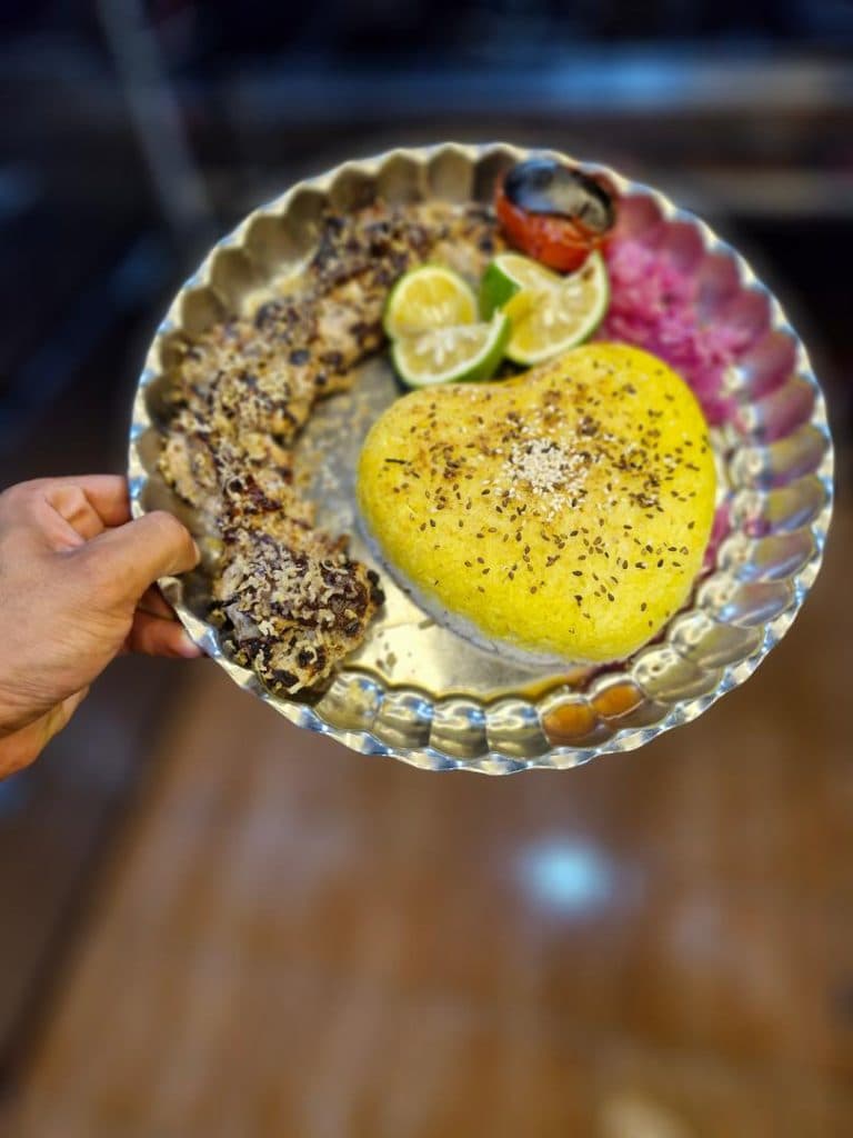 رستوران محلی ساسان لاهیجان