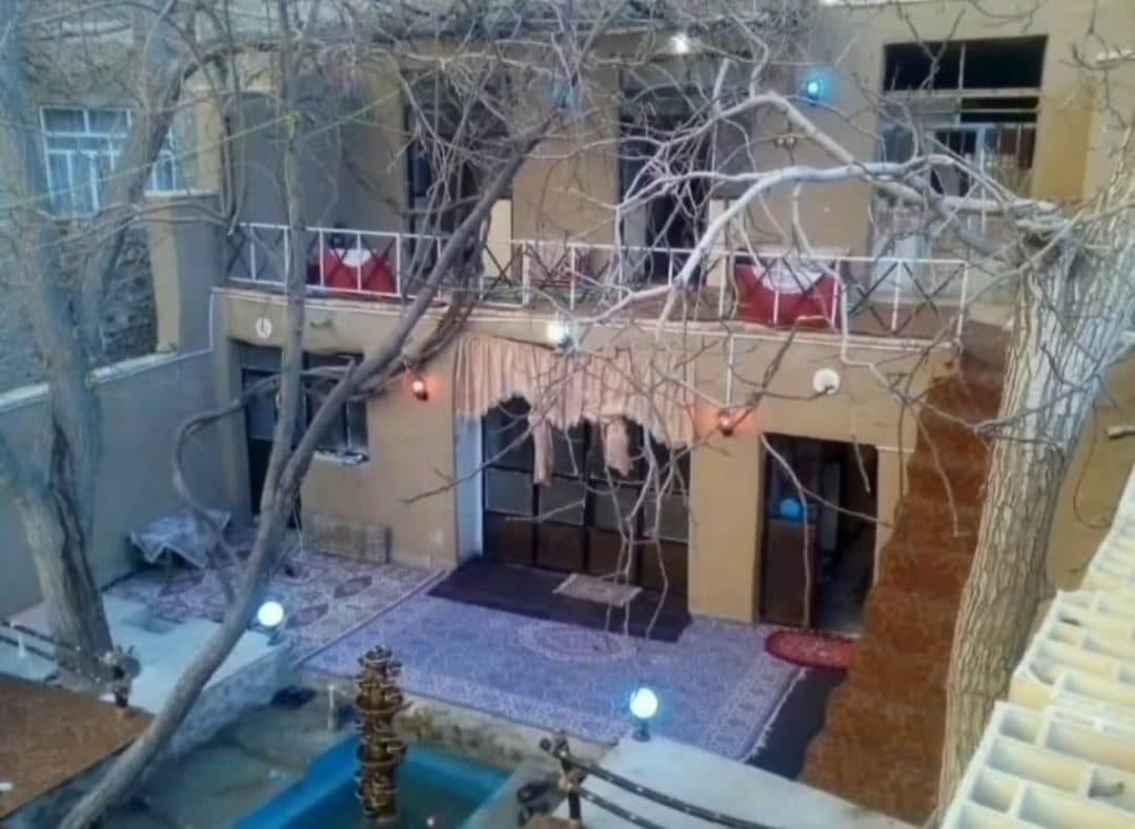 اقامتگاه بوم گردی سرای بهشت در شادکام بافق