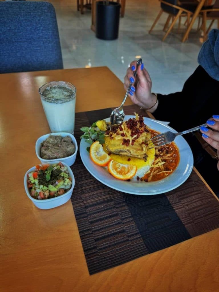 کافه رستوران ماندگار در چاف چمخاله