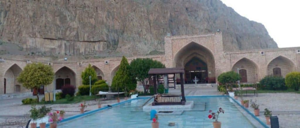 اقامتگاه فراز در بیستون کرمانشاه