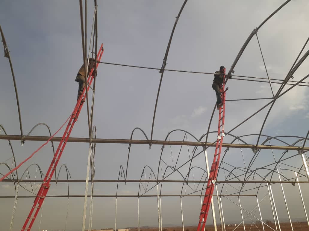 نصب و اجرای سازه های فوق پیشرفته گلخانه ای زیباسازان گل دانه در اراک