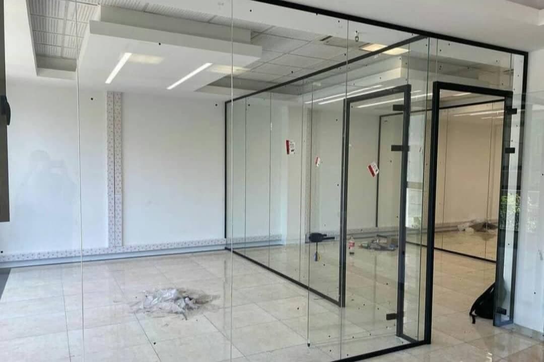 فروش و نصب شیشه سکوریت یزدان درب در شیراز