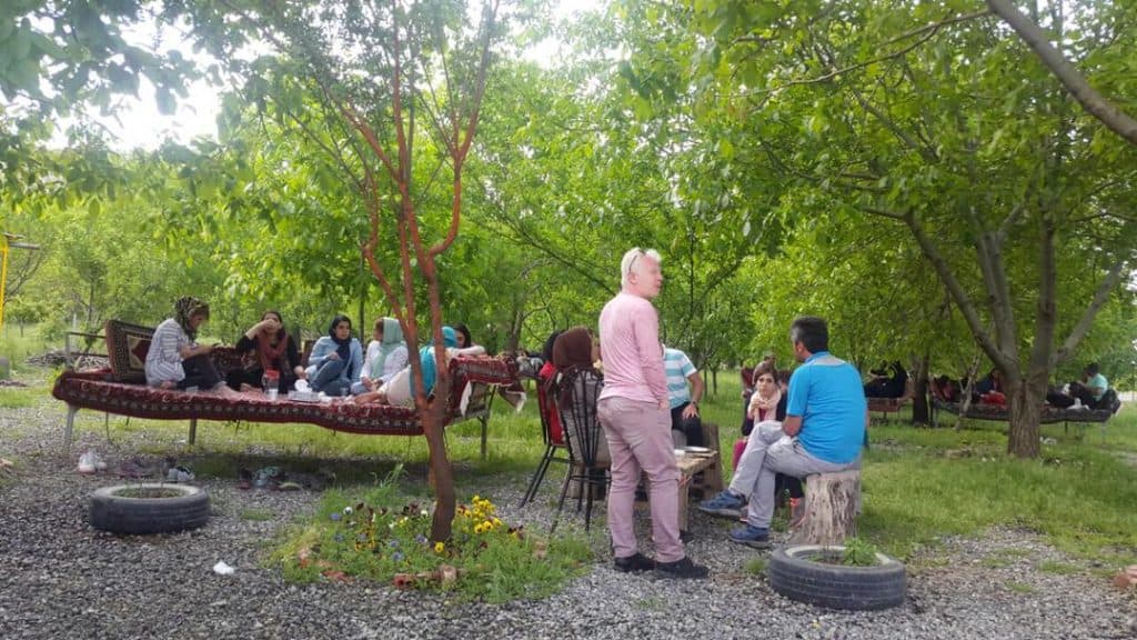 رستوران کباب ماهی ناو باخ در دریاچه زریوار مریوان