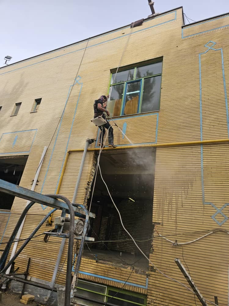 شستشو و جرم گیری نمای ساختمان با نانو شرکت صبح گستر در اصفهان