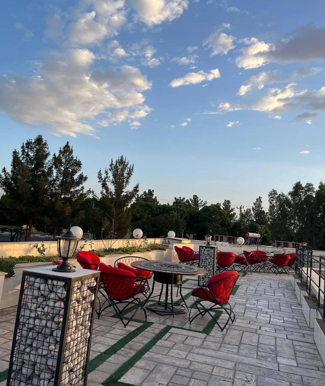 باغ رستوران هشتگ در آیت الله هاشمی رفسنجان