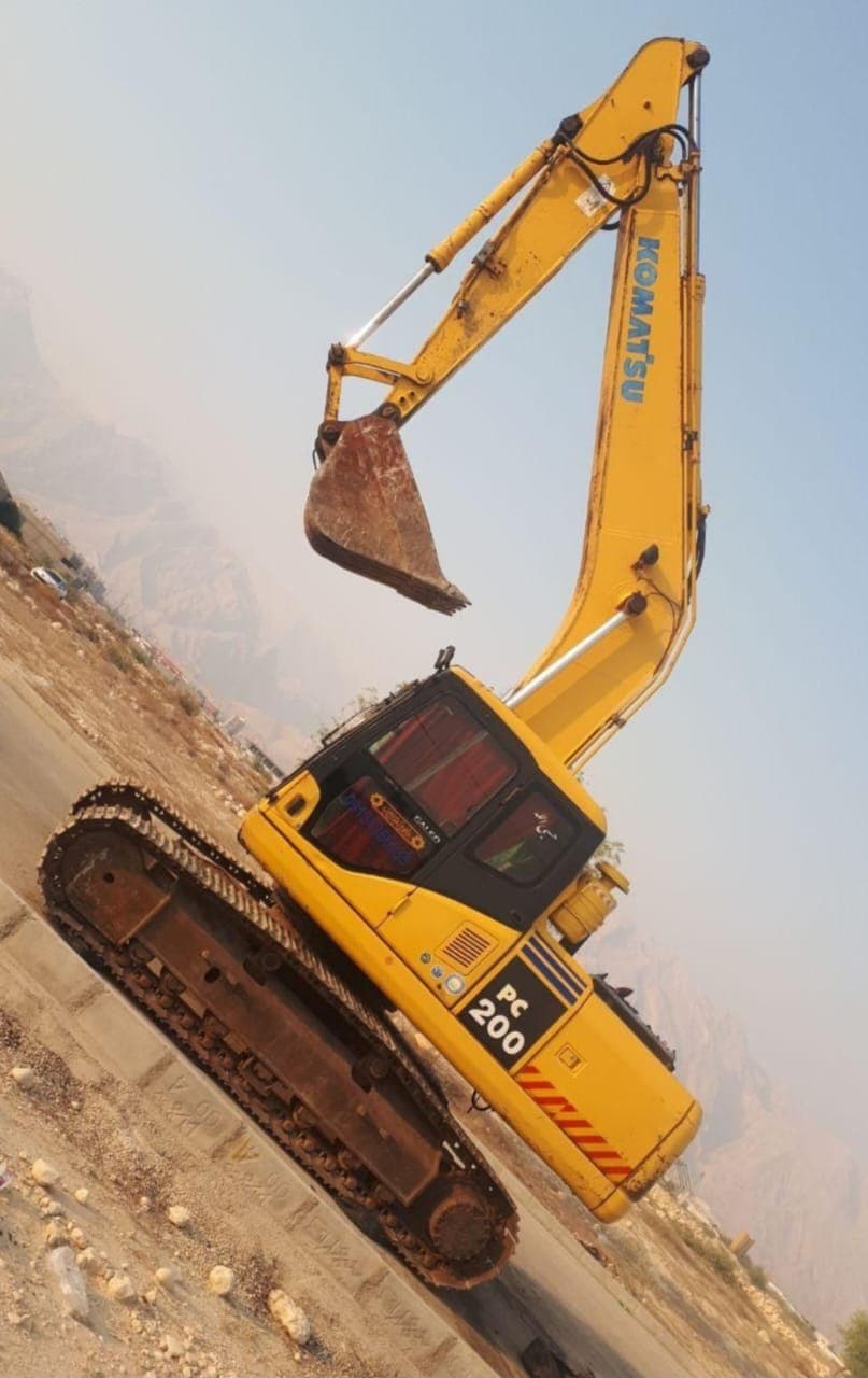 پیمانکاری و اجاره بیل مکانیکی زنجیری کوماتسو امانی در کنگان
