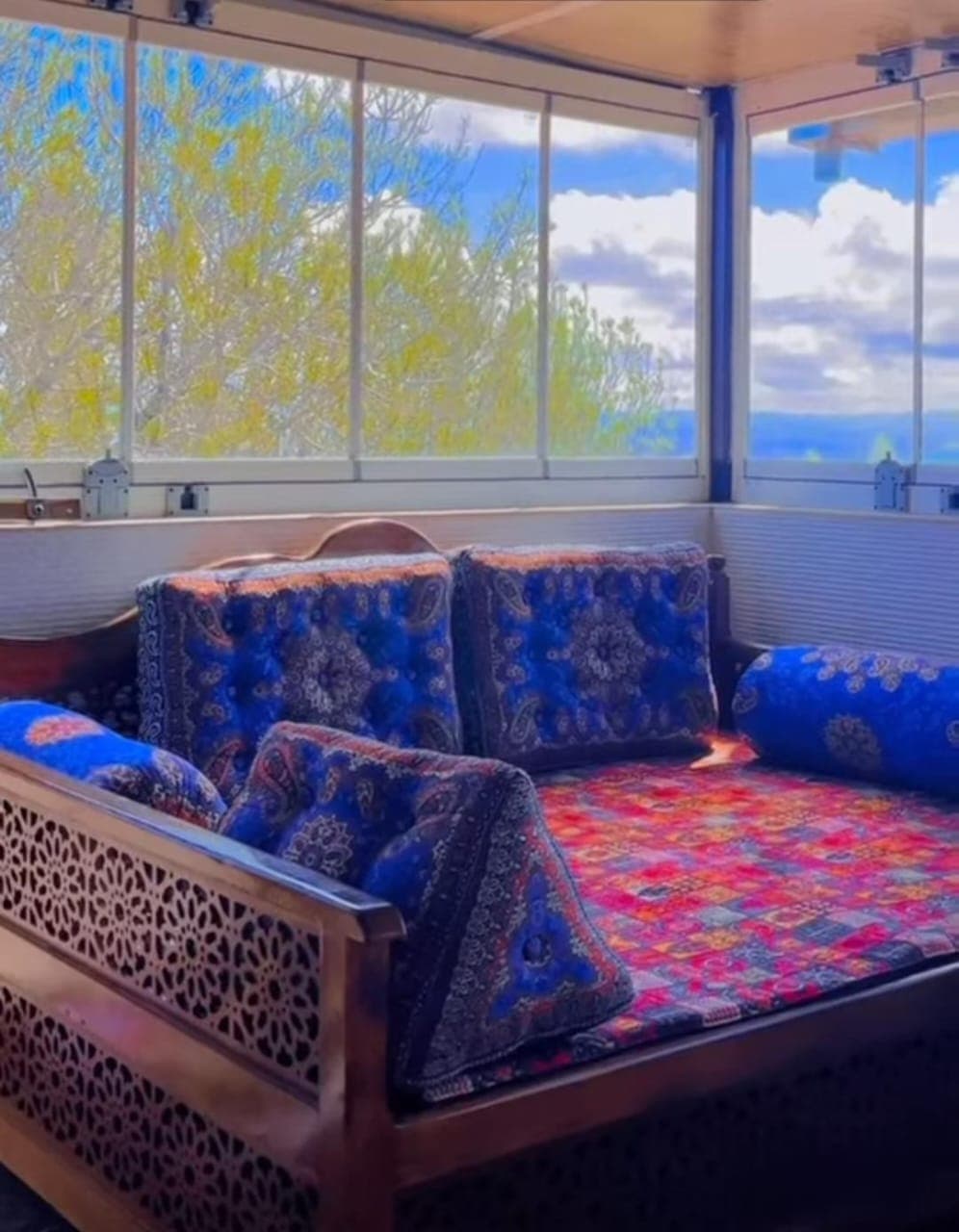 کافه باغ بهشت یک زنجان