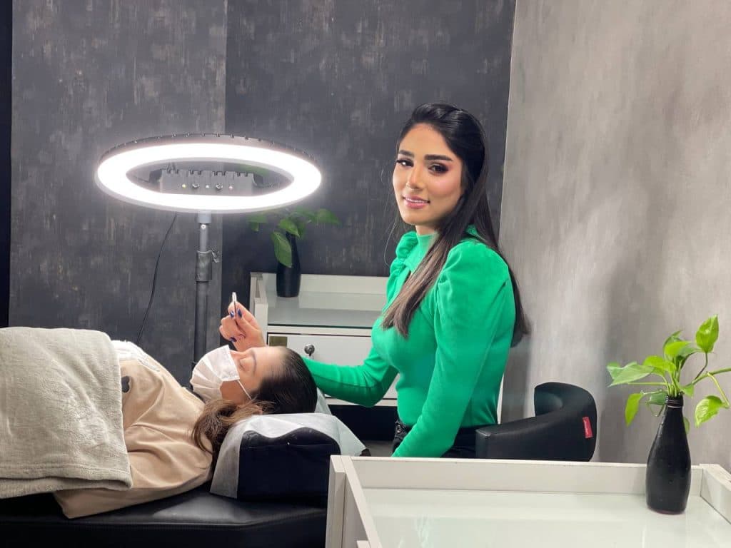 خدمات اکستنشن مژه و لیفت ابرو ریحانه در سمنان