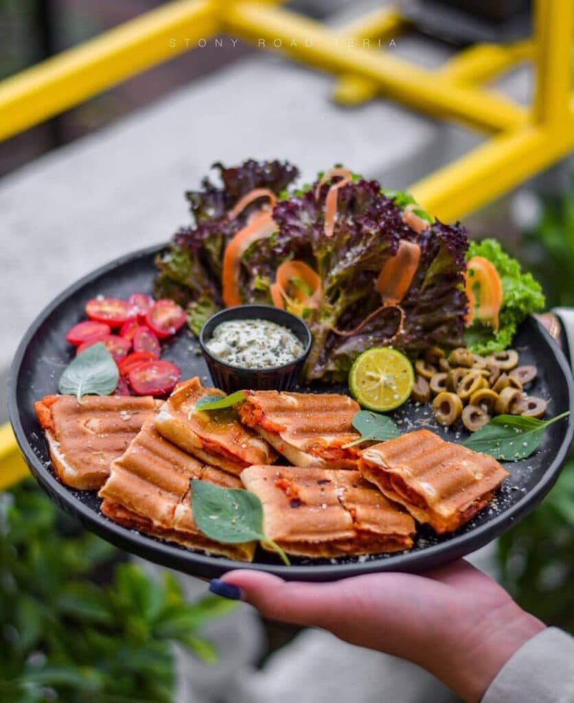 کافه رستوران ایتالیایی راه سنگی در شهسوار