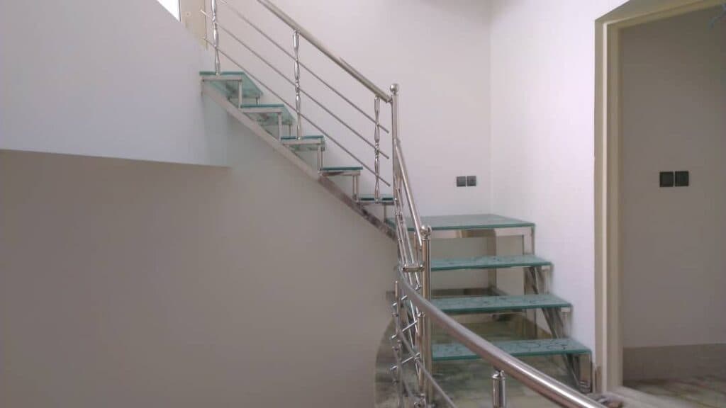 کرکره برقی و شیشه سکوریت ایمن صنعت برزگر در قم