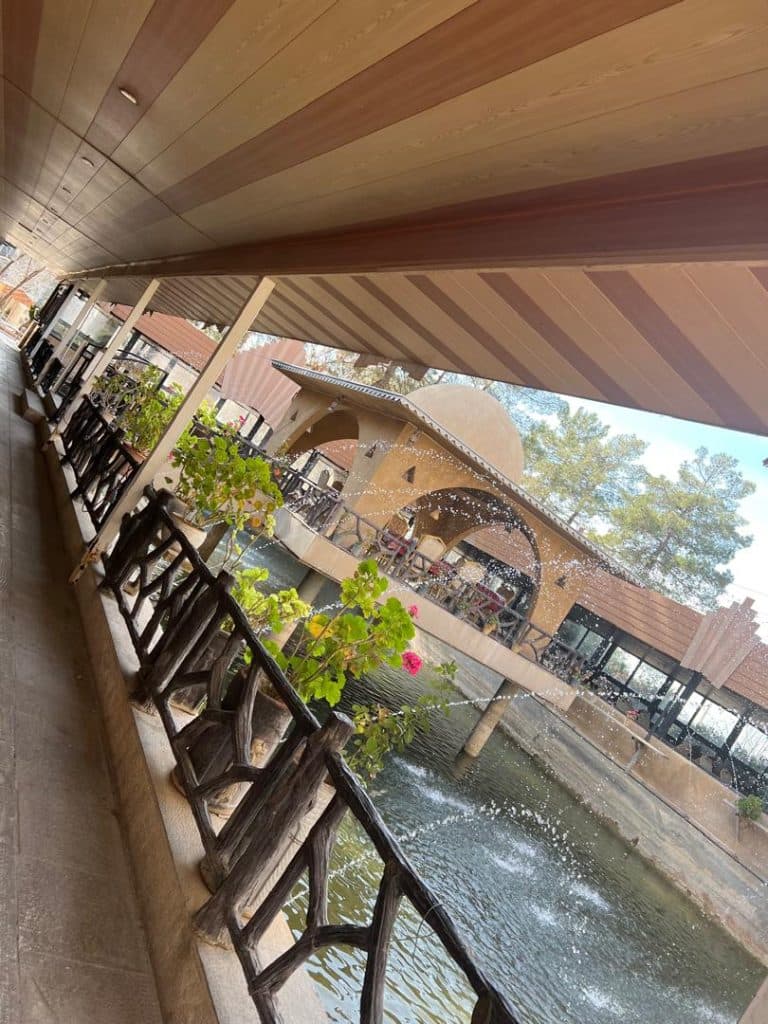 رستوران و اقامتگاه توریستی لانه طاووس در تخت جمشید شیراز