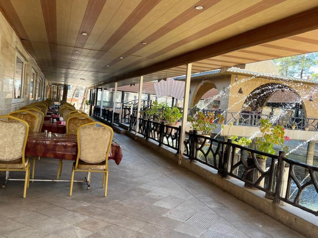 رستوران و اقامتگاه توریستی لانه طاووس در تخت جمشید شیراز