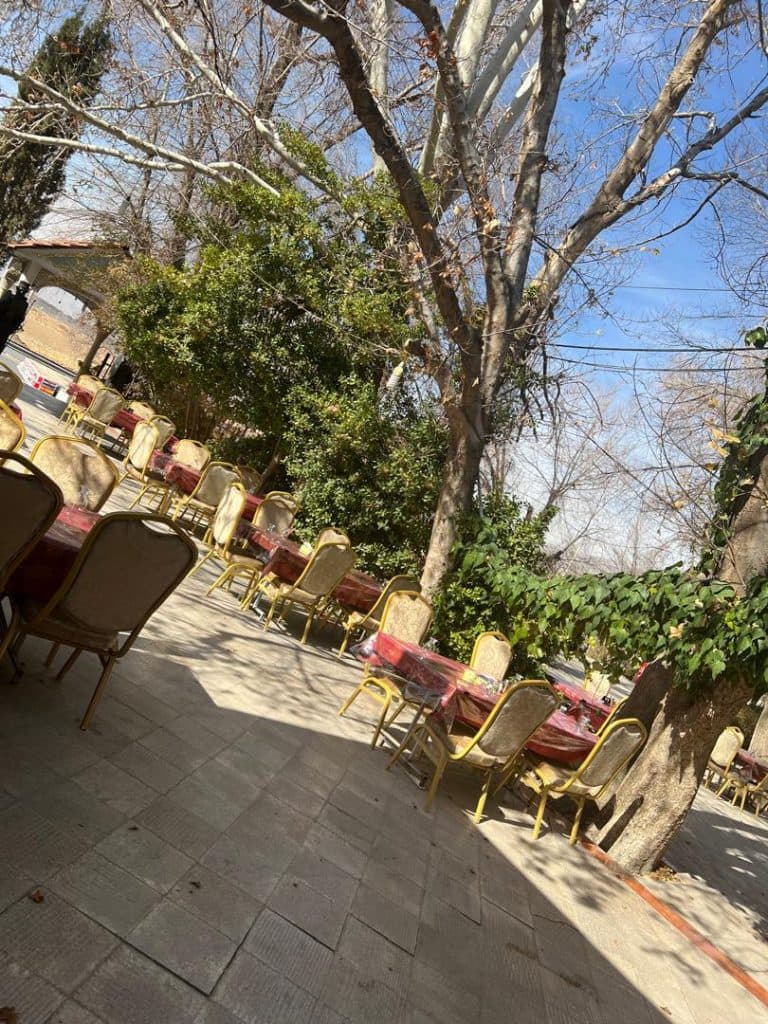 رستوران و اقامتگاه توریستی لانه طاووس در تخت جمشید شیراز