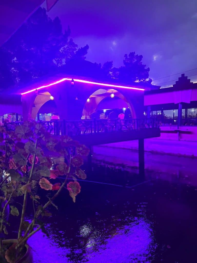 رستوران و اقامتگاه توریستی لانه طاووس در تخت جمشید شیراز