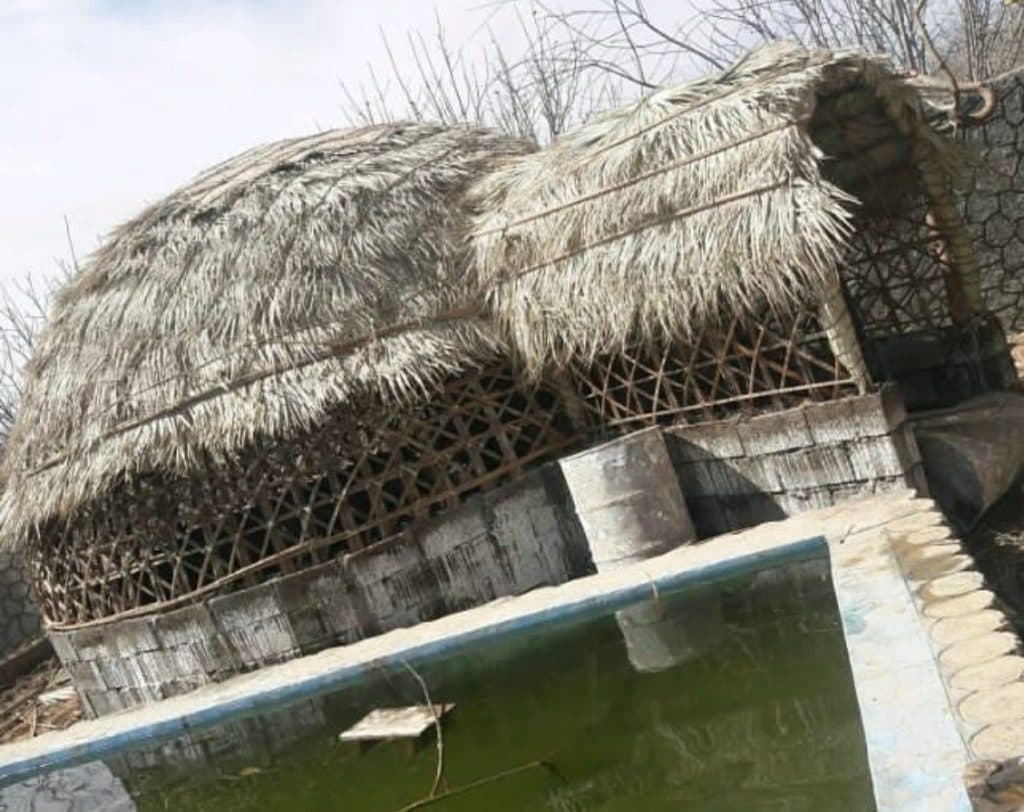 ساخت آلاچیق و کپر سنتی چوبی استاد دادفر در قلعه گنج کرمان