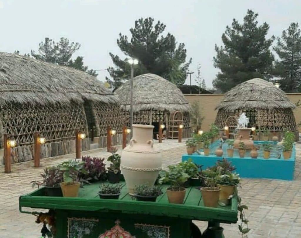 ساخت آلاچیق و کپر سنتی چوبی استاد دادفر در قلعه گنج کرمان