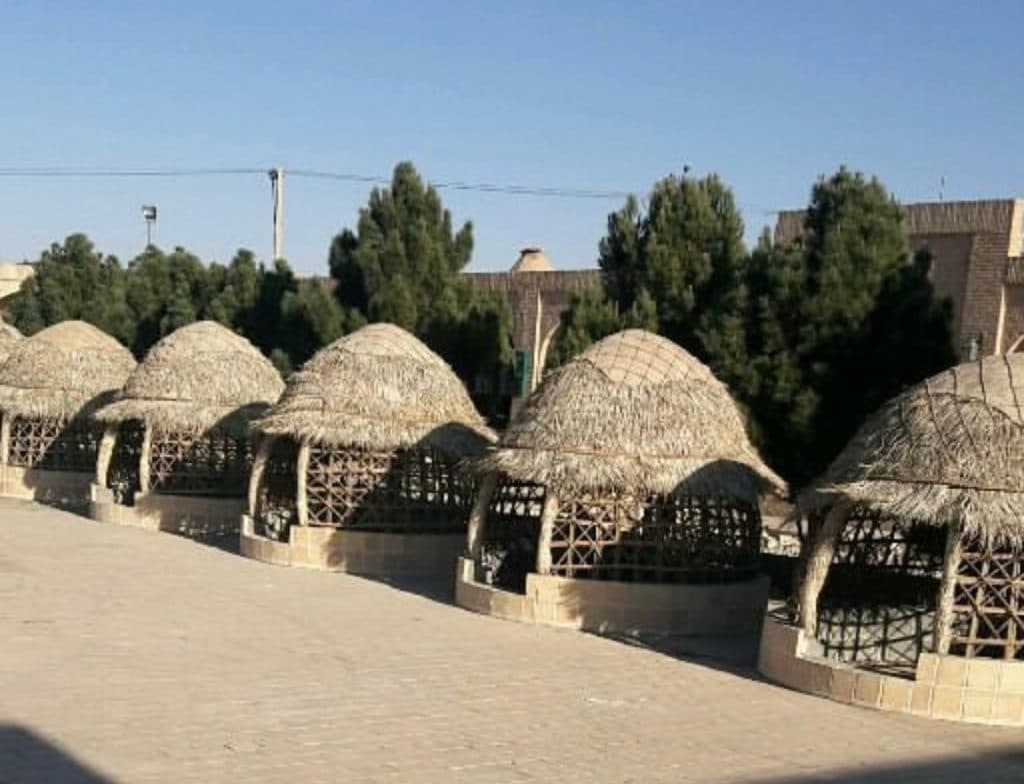 ساخت آلاچیق و کپر سنتی چوبی استاد دادفر در قلعه گنج کرمان