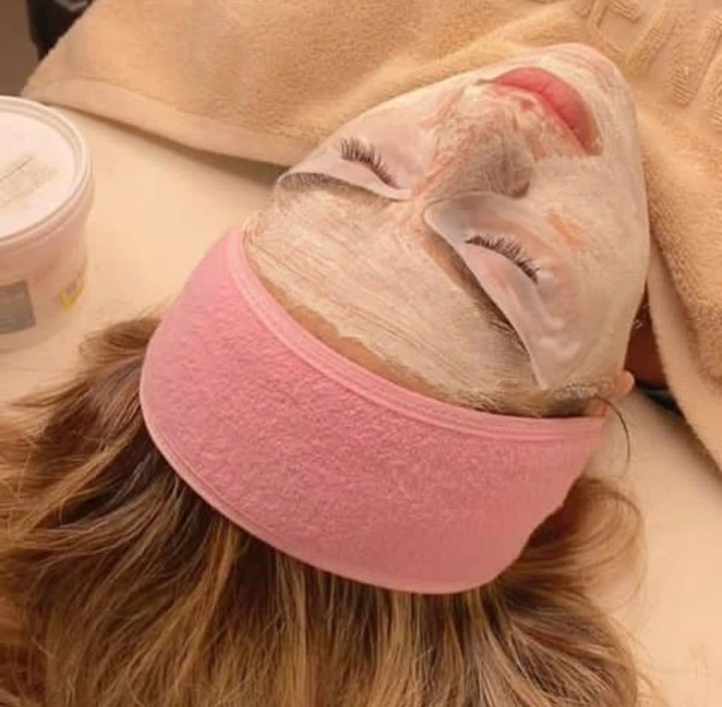 مرکز زیبایی پاکسازی پوست و فشیال آدا در زاهدان