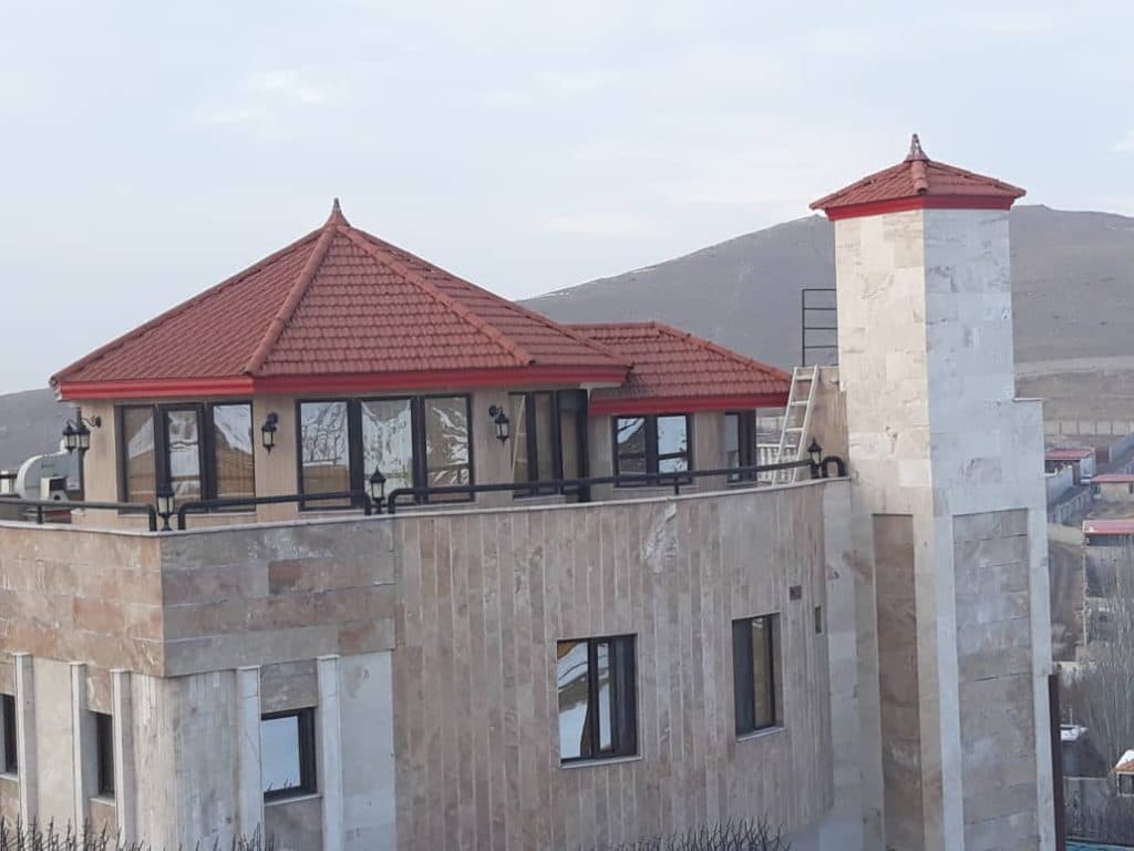 ساخت و نصب ورق شیروانی و سازه های فلزی ویلا عزیزپور در تبریز