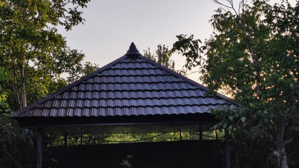 ساخت و نصب ورق شیروانی و سازه های فلزی ویلا عزیزپور در تبریز